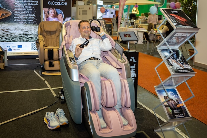 Verschiedene Massagestühle, manche sogar mit Musik, laden zum Entspannen ein.