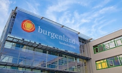 2025 zählte die Konzerngesellschaft 7800 Mitarbeiter und eine Bilanzsumme von knapp 4 Mrd. Euro.
