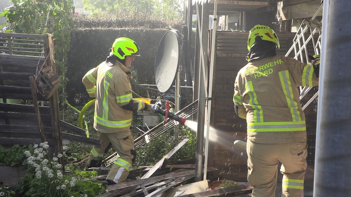 Die Feuerwehr evakuierte das Gebäude und begann umgehend mit den Löscharbeiten.