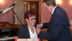 Nur sechs Tage vor ihrem Tod überreichte Bürgermeister Matthias Stadler Renate Gamsjäger das ...
