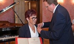 Nur sechs Tage vor ihrem Tod überreichte Bürgermeister Matthias Stadler Renate Gamsjäger das ...