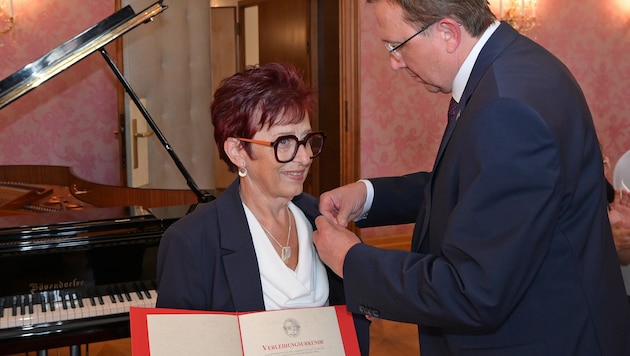Nur sechs Tage vor ihrem Tod überreichte Bürgermeister Matthias Stadler Renate Gamsjäger das ...