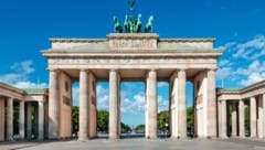 Das Brandenburger Tor auf dem Pariser Platz ist das bekannteste Wahrzeichen Berlins und ein ...