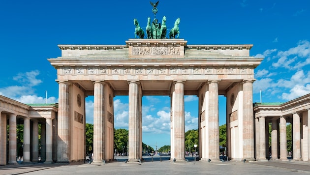 Das Brandenburger Tor auf dem Pariser Platz ist das bekannteste Wahrzeichen Berlins und ein ...