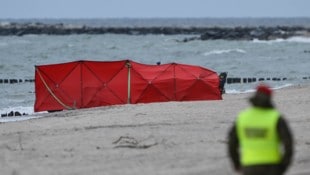 Am Montag wurde am Strand von Rusinowo in Polen, eine Militärdrohne geborgen. Eine erste ...