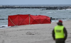 Am Montag wurde am Strand von Rusinowo in Polen, eine Militärdrohne geborgen. Eine erste ...