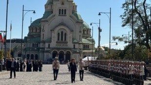 Bulgariens Präsidentin Iliana Iotova vor der imposanten Aleksandar- Nevski- Kathedrale in Sofia. ...