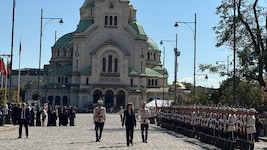 Bulgariens Präsidentin Iliana Iotova vor der imposanten Aleksandar- Nevski- Kathedrale in Sofia. ...