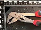 Mit dieser Rohrzange erschlug der Verdächtige das Tier.