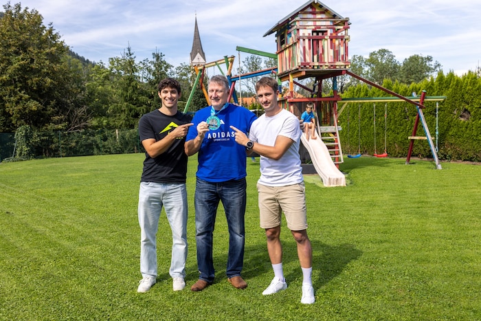 Erwin (mitte) ist stolz auf seinen Sohn Rene (li.) und dessen besten Freund Andreas und ...