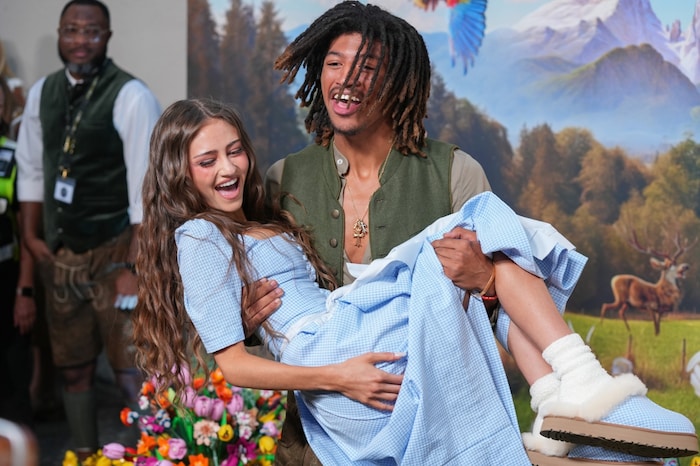 Bruder Henry trug Leni Klum für diesen Dirndl-Style auf Händen.