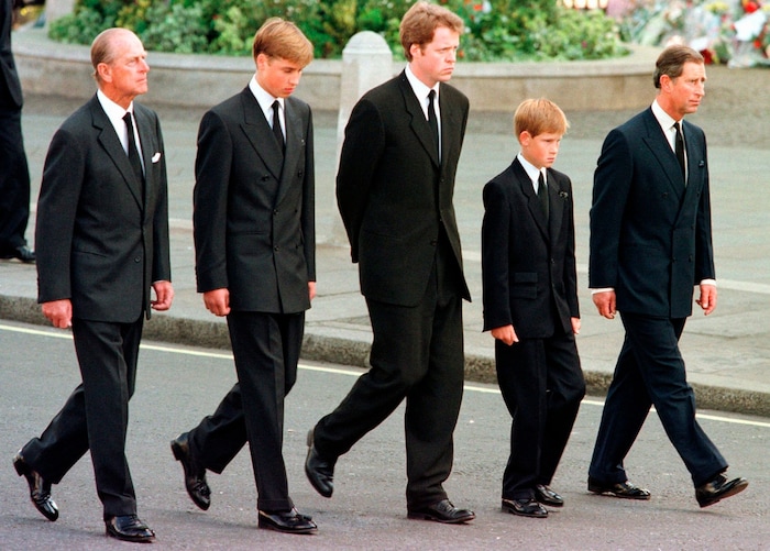 Ein Bild, das Geschichte schrieb: Beim Trauerzug für Prinzessin Diana am 6. September 1997 gehen ...