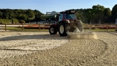 Mit schwerem Gerät wird der Melker Sand im Ehrenhof verteilt, gelockert und eingeebnet.