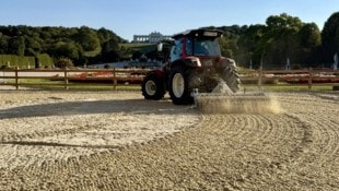 Mit schwerem Gerät wird der Melker Sand im Ehrenhof verteilt, gelockert und eingeebnet.