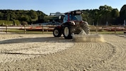 Mit schwerem Gerät wird der Melker Sand im Ehrenhof verteilt, gelockert und eingeebnet.