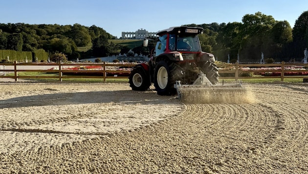 Mit schwerem Gerät wird der Melker Sand im Ehrenhof verteilt, gelockert und eingeebnet.