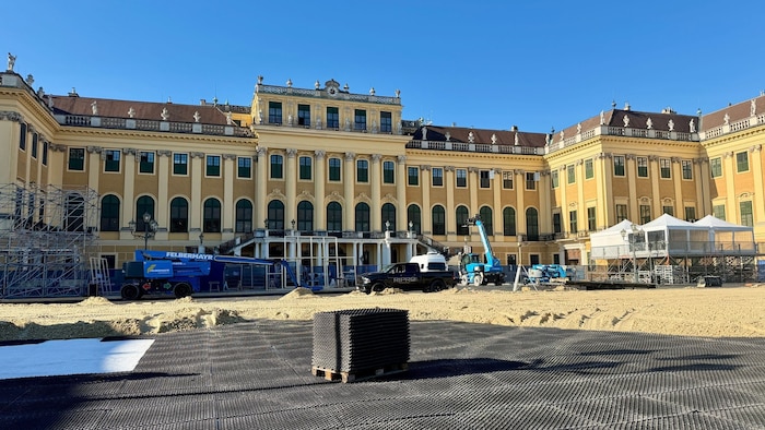 Aus dem Melker Sand wird im Ehrenhof von Schloss Schönbrunn ein Spezialboden für die Reit-Elite.