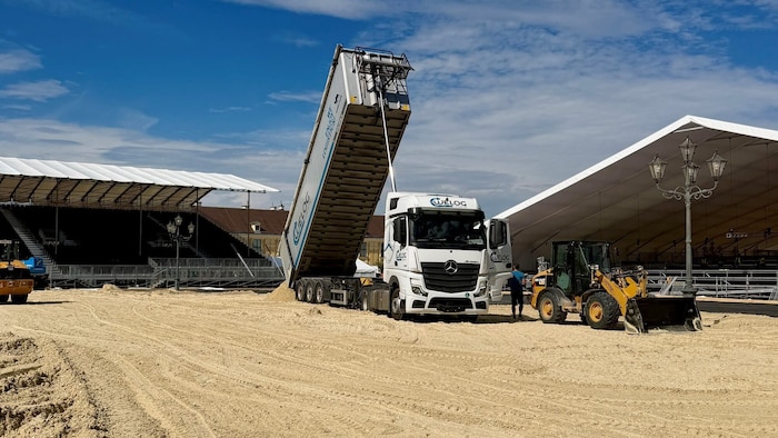 In 60 Lkw-Ladungen werden rund 1500 Tonnen Quarzsand aus Melk zum Schloss Schönbrunn gebracht.