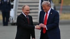 Russlands Präsident Wladimir Putin (li.) mit seinem US-Amtskollegen Donald Trump letztes Jahr in ...