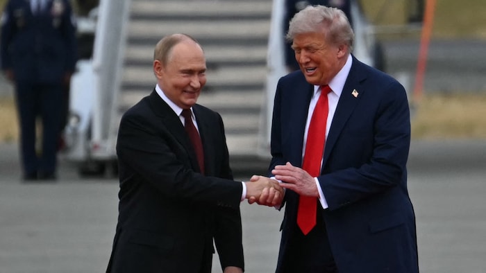 Russlands Präsident Wladimir Putin (li.) mit seinem US-Amtskollegen Donald Trump letztes Jahr in ...