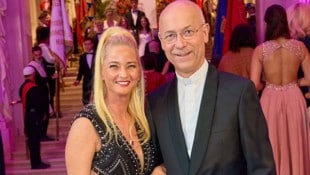 Dompfarrer Toni Faber, im Bild mit seiner Natalie, wird 2027 nicht bei „Dancing Stars“ dabei ...