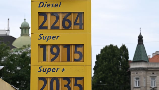 Auch die Preise für Benzin überschreiten mittlerweile fast die Zwei-Euro-Marke.