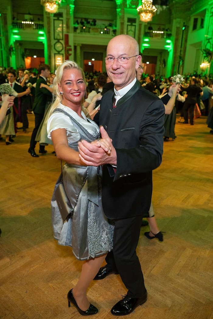 Tolles Tanzpaar: Toni Faber und seine Natalie legten auch beim Jägerball eine kesse Sohle aufs ...