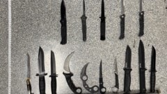 Unter anderem 15 Messer wurden in der Wohnung des mutmaßlichen Täters sichergestellt.