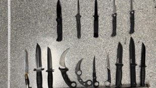 Unter anderem 15 Messer wurden in der Wohnung des mutmaßlichen Täters sichergestellt.