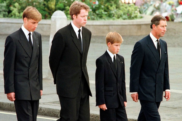 Ein Bild, das Geschichte schrieb: Beim Trauerzug für Prinzessin Diana am 6. September 1997 gehen ...