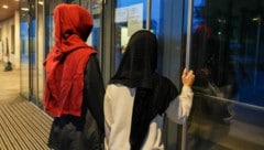 Mädchen bis 14 müssen das Kopftuch im Unterricht ablegen.