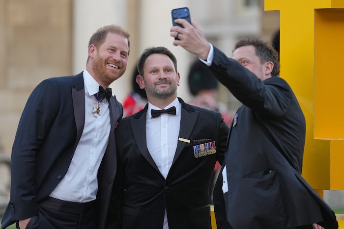 Prinz Harry schoss bei der Gala im Old Royal Naval College in Greenwich Selfies.
