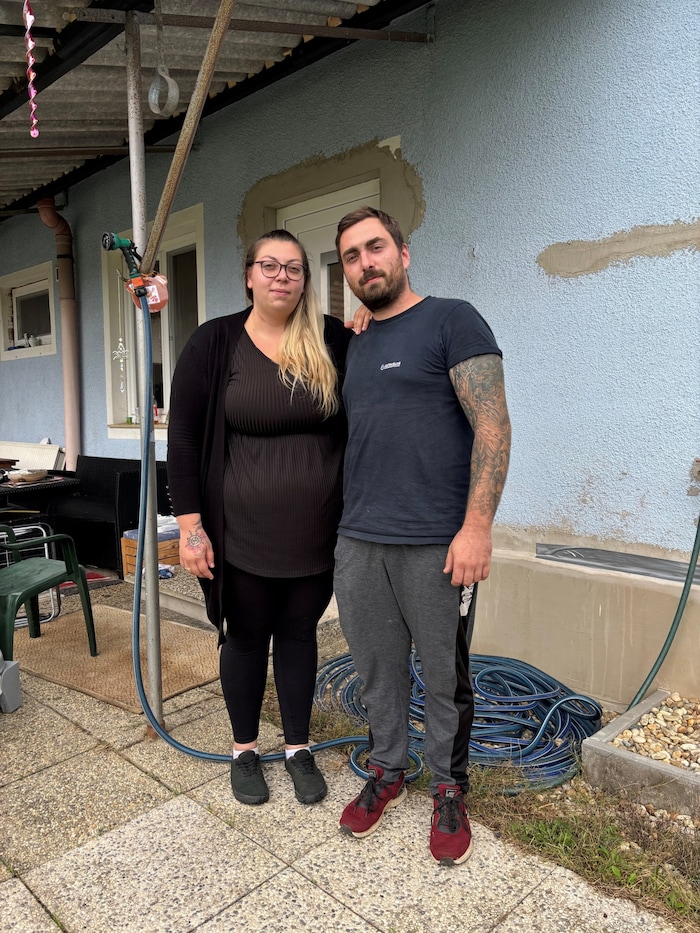 Vanessa und Manuel Kaufmann vor ihrem Haus.