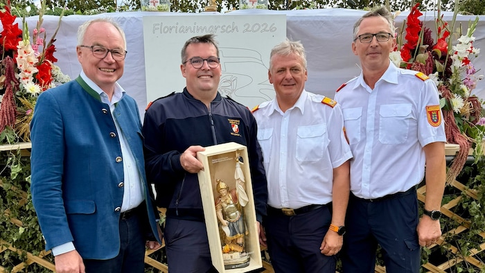 Für die Organisation erhielt die Freiwillige Feuerwehr Weinpolz von der Landesfeuerwehrführung ...