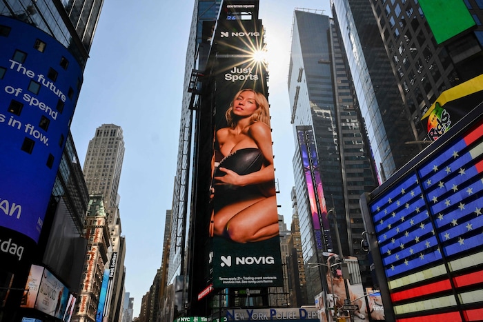 Sydney Sweeney ist am Times Square nicht zu übersehen: Mehrere Bilder der Nackt-Kampagne sind ...