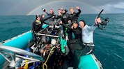 „Sardine Run“ in Südafrika: Wie ein imaginärer Schutzschild spannt sich der mächtige Regenbogen ...