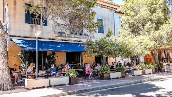 Die Terrasse des „Colon“ in Portocolom auf Mallorca.