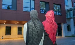 Mädchen unter 14 Jahren dürfen auf dem Schulgelände kein Kopftuch nach islamischer Tradition ...