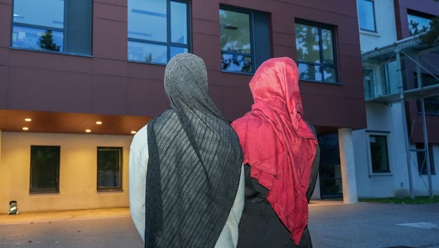 Mädchen unter 14 Jahren dürfen auf dem Schulgelände kein Kopftuch nach islamischer Tradition ...