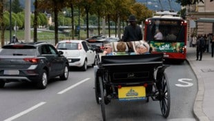 Wie wohl bereits im Mittelalter geht es in Salzburg derzeit sogar für die Pferdekutschen kaum ...