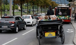 Wie wohl bereits im Mittelalter geht es in Salzburg derzeit sogar für die Pferdekutschen kaum ...