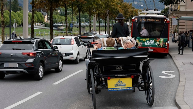Wie wohl bereits im Mittelalter geht es in Salzburg derzeit sogar für die Pferdekutschen kaum ...