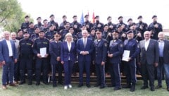 Innenminister Karner (M.), flankiert von Huber und Böhm, bei dem Festakt in Neusiedl am See