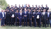 Innenminister Karner (M.), flankiert von Huber und Böhm, bei dem Festakt in Neusiedl am See