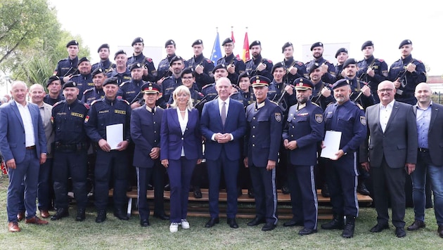 Innenminister Karner (M.), flankiert von Huber und Böhm, bei dem Festakt in Neusiedl am See