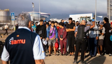 Migranten bei der Ankunft in einem neuen Aufnahmelager in Ceuta