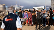 Migranten bei der Ankunft in einem neuen Aufnahmelager in Ceuta