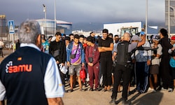 Migranten bei der Ankunft in einem neuen Aufnahmelager in Ceuta