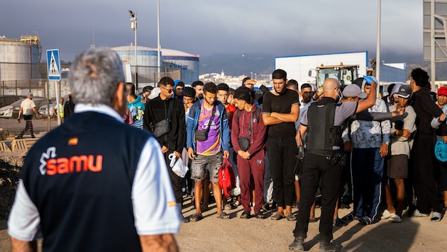Migranten bei der Ankunft in einem neuen Aufnahmelager in Ceuta