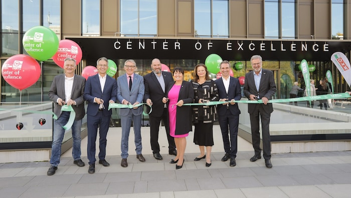 Eröffnung des Centers of Excellence im Vorjahr – unter anderem mit Stadtrat Manfred Eber (ganz ...